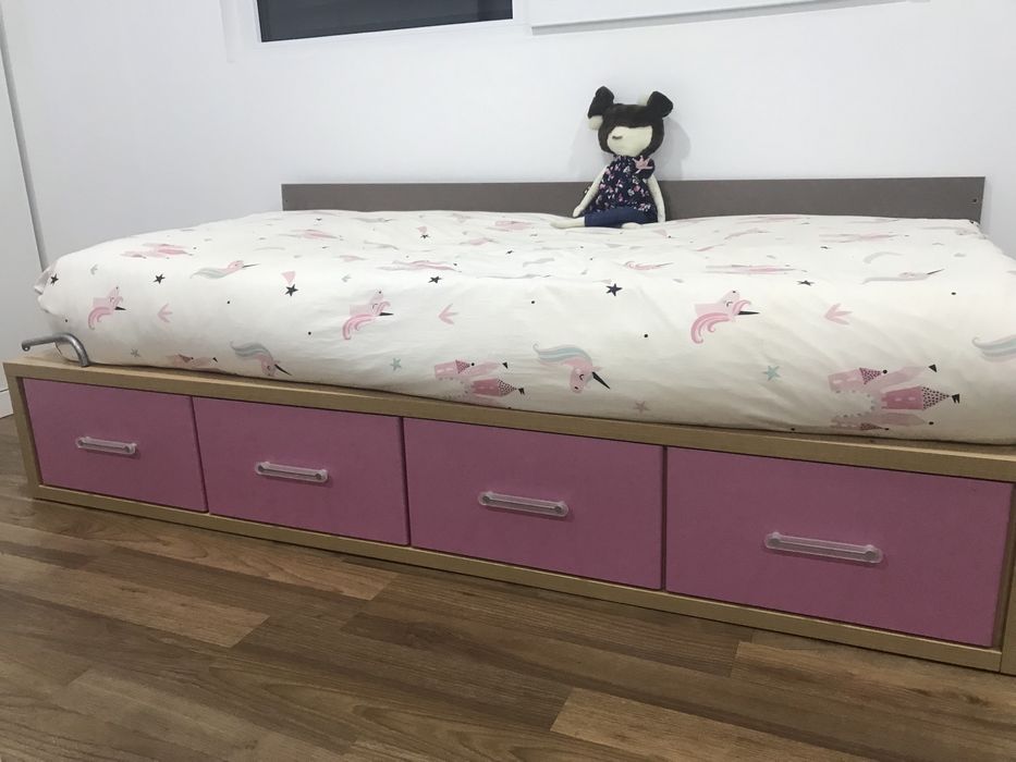 Cama lacada a rosa