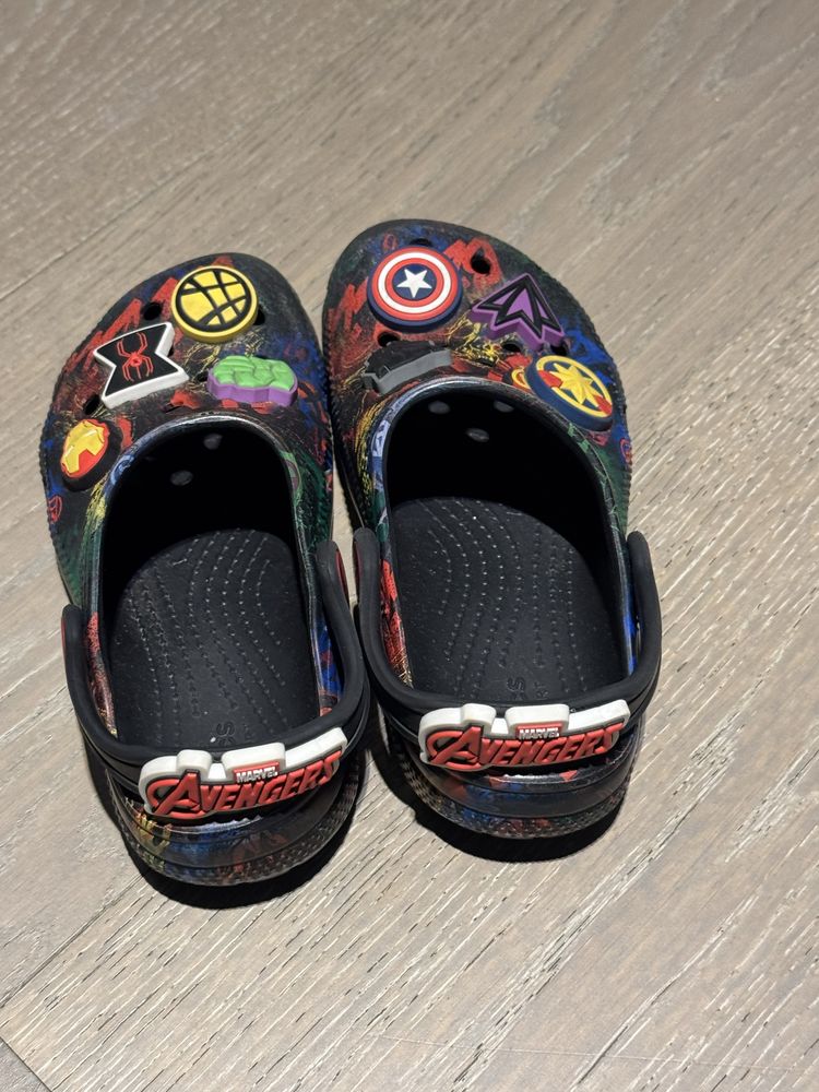 Sandalias Crocs avengers tam c 12