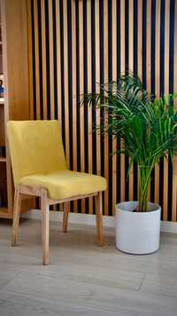 Krzesła tapicerowane na drewnianych nogach