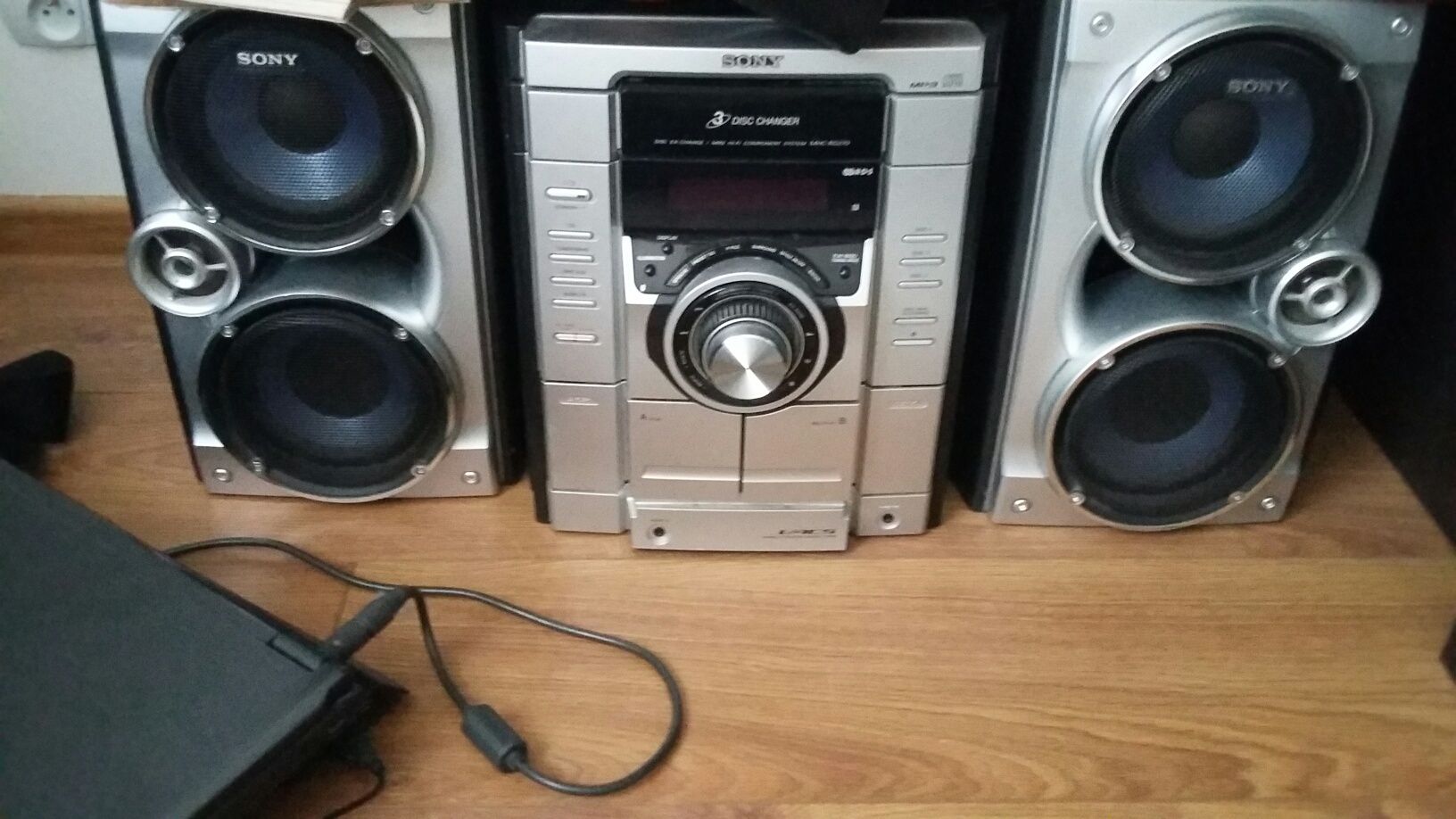 Wieża Sony z glosnikami