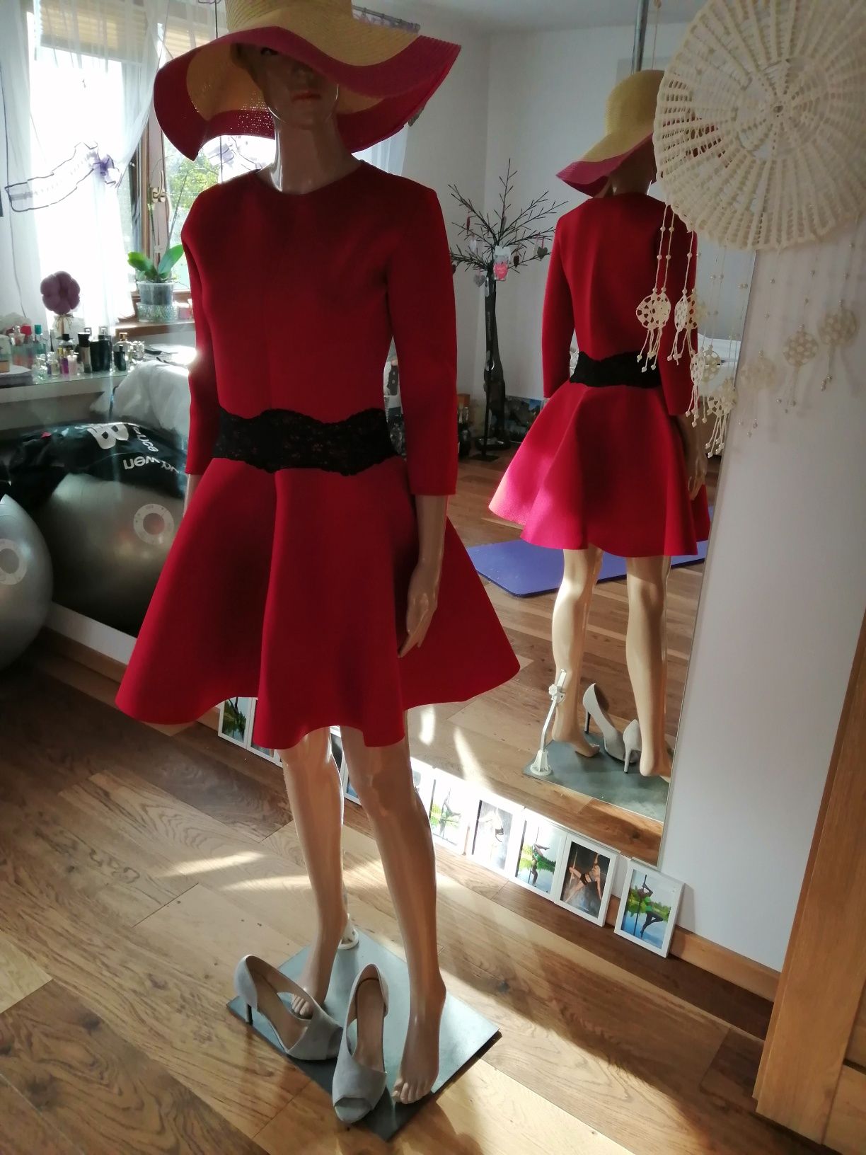 Czerwona rozkloszowana piankowa lekka sukienka koronka 36 S