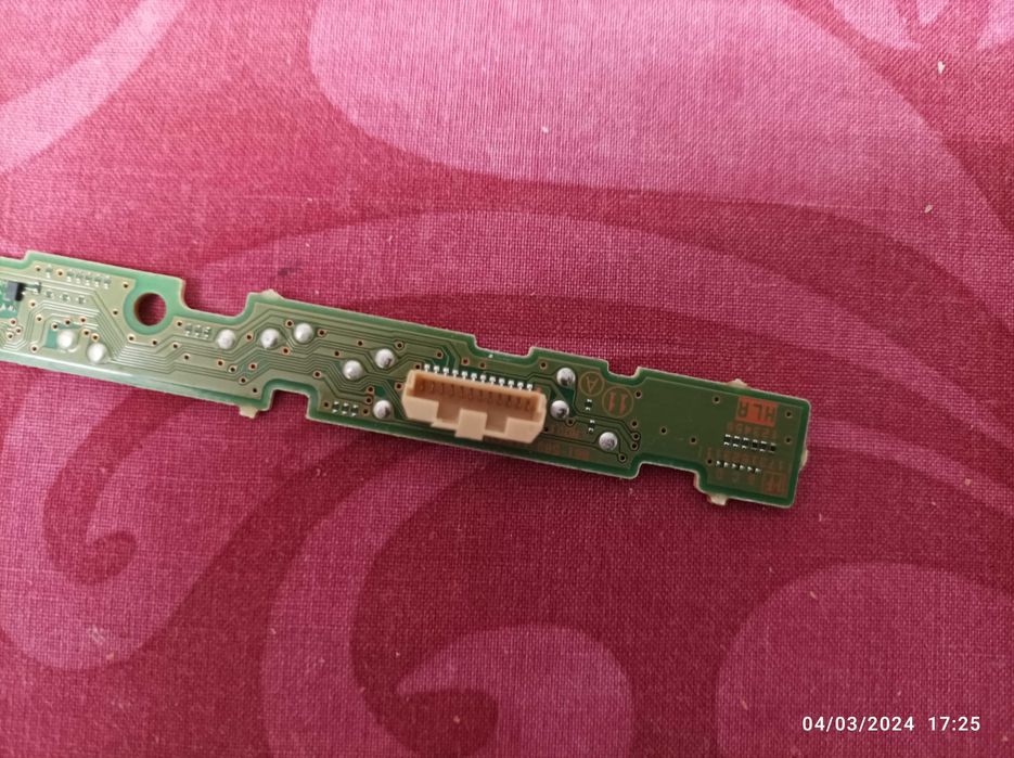 Sony Bravia KDL-32BX300 - Colunas  - Botões