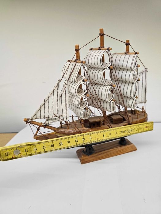 Drewniany żaglowiec dekoracyjny