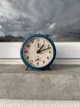 Relógio despertador vintage antigo azul