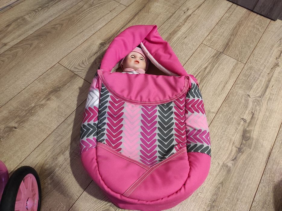 Wózek dla lalek z lalką