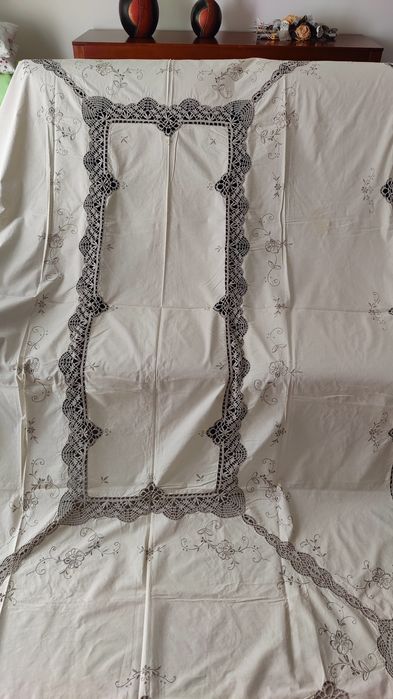 Toalha de mesa retangular bordada e com renda