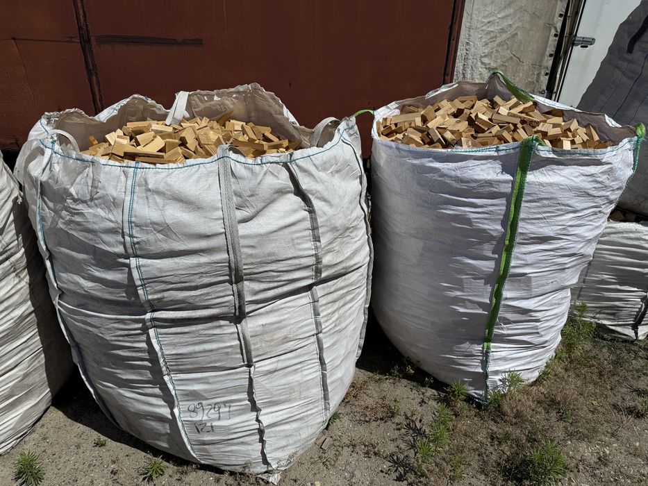 Suche drewno rozpałkowe w workach big bag