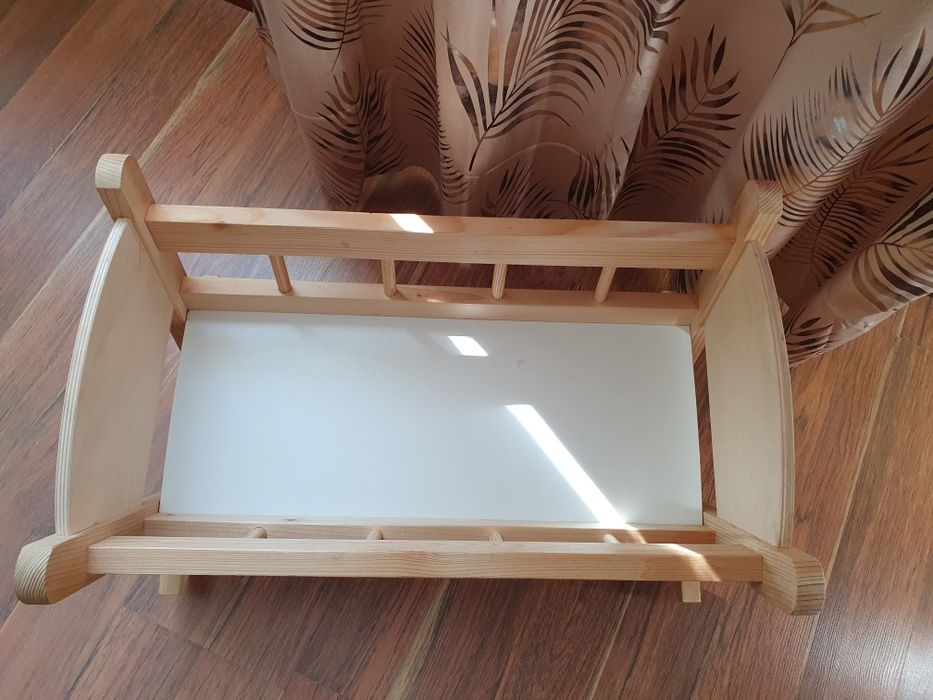 Ślicze łóżeczko dla lali, zabawka bujane drewniane. Zabawka 1+ montre