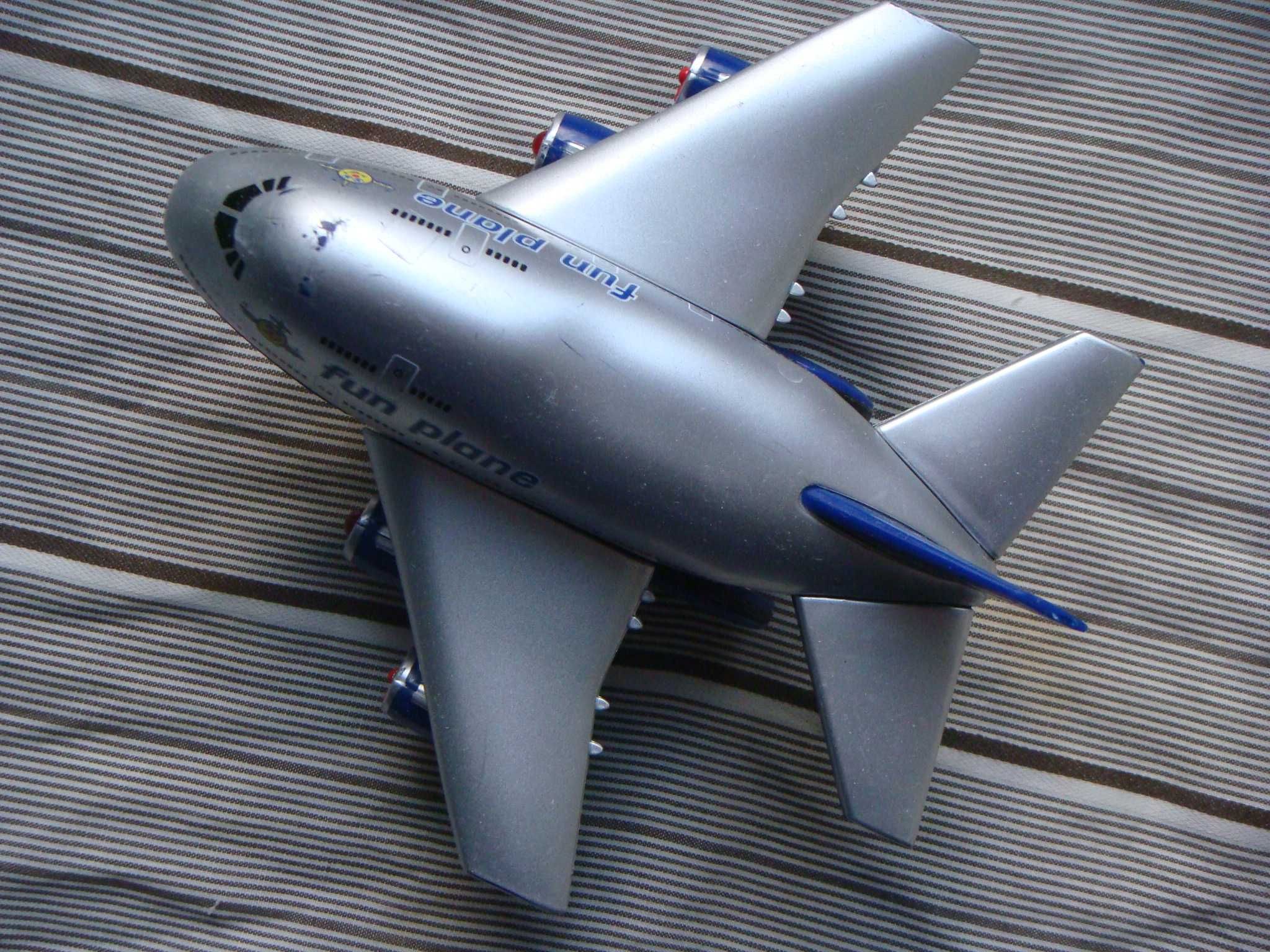 Дві іграшки: літак Fun Plane і робот-трансформер в гарному стані