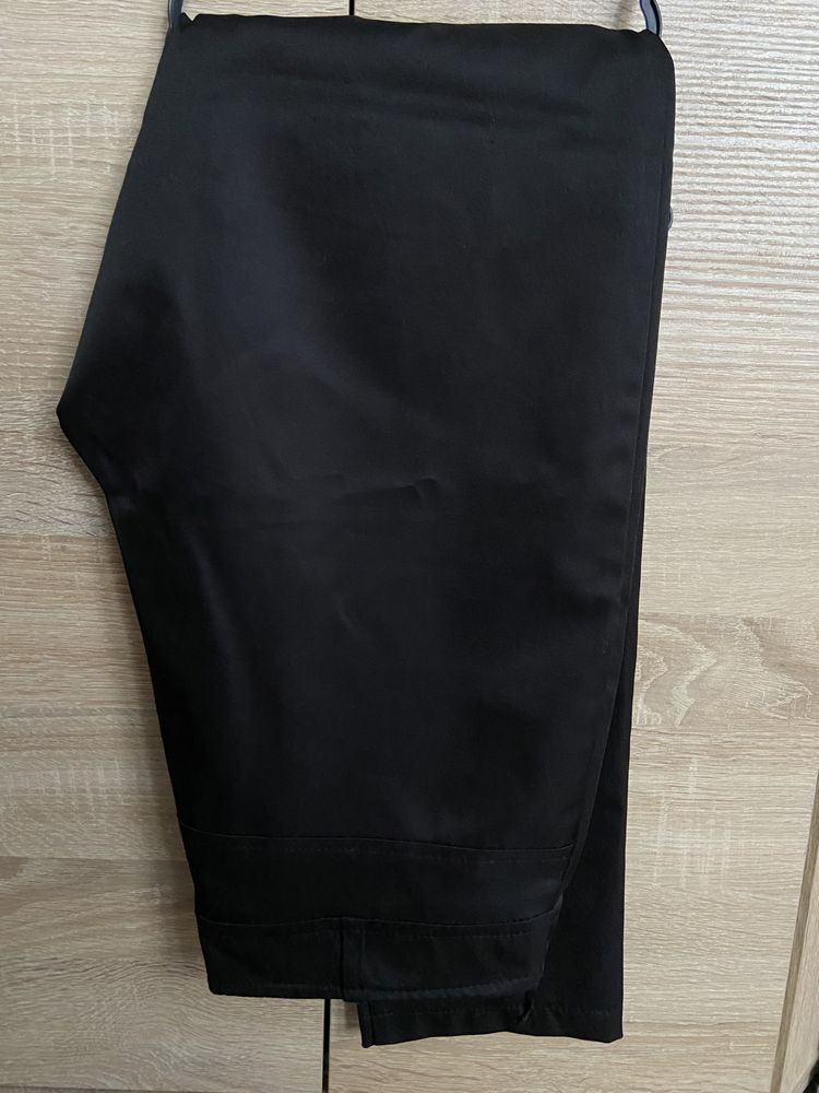 Czarne eleganckie spodnie cygaretki