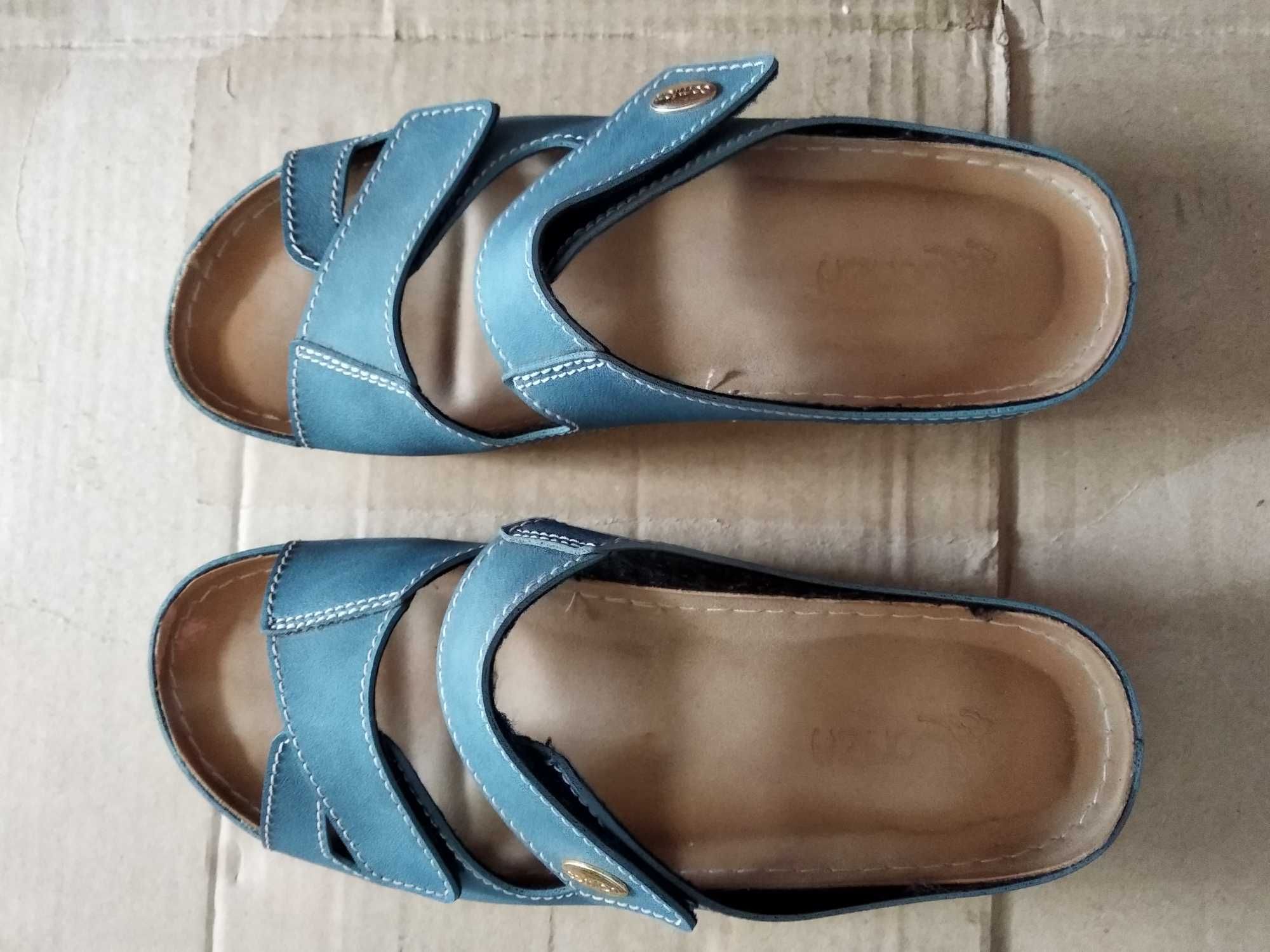 Шльопанці зі штучної шкіри