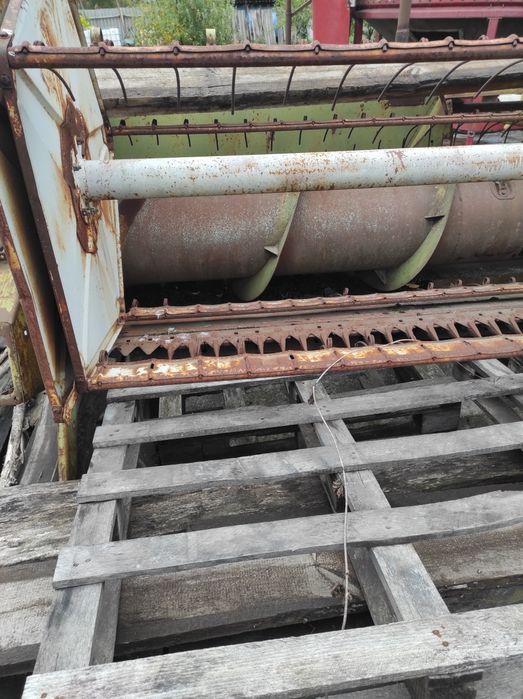 Жатка на комбайн КЗС 3 (ширина 4,1 метри).