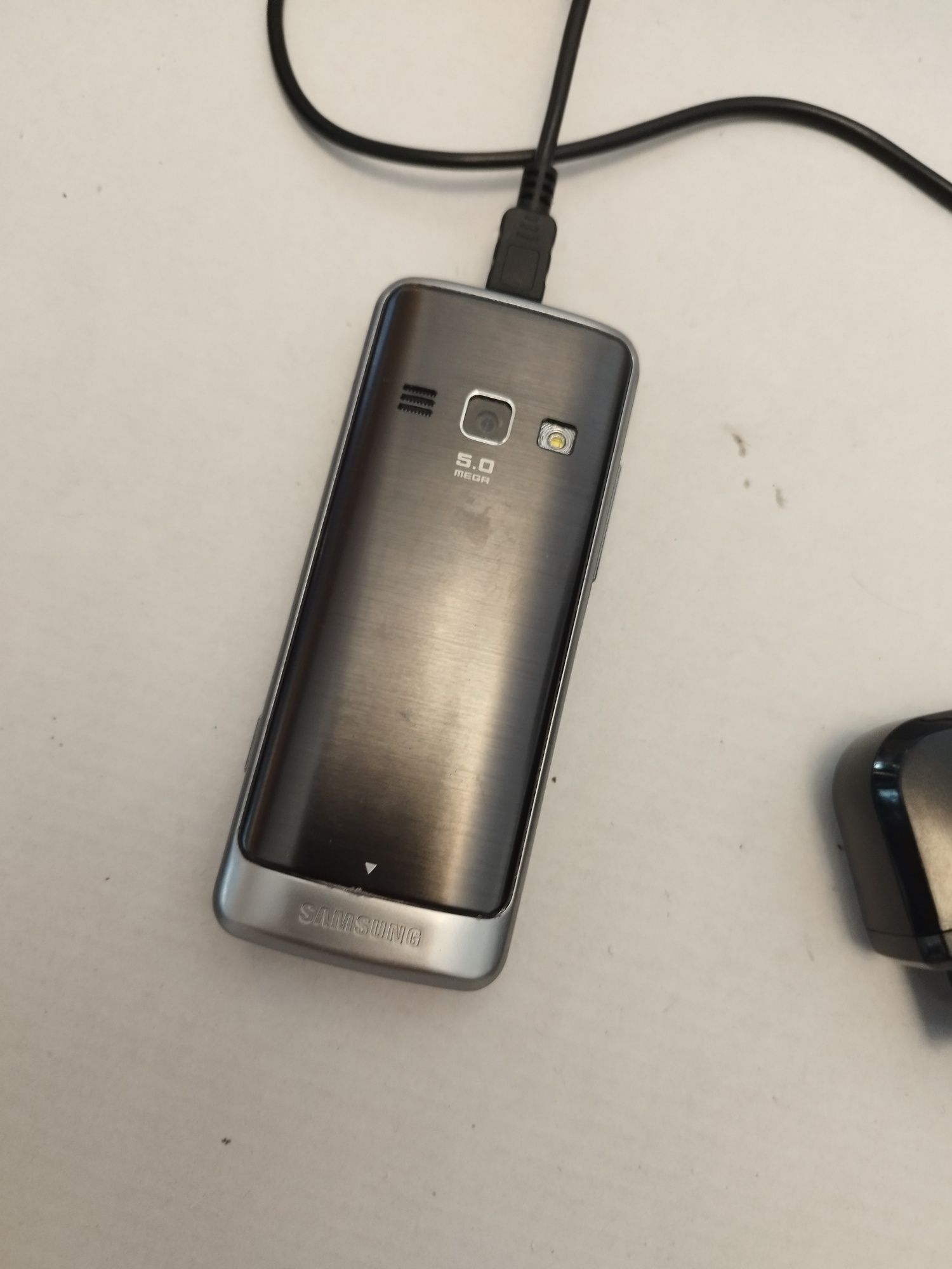 Dwa telefony komórkowe Samsung i Microsoft