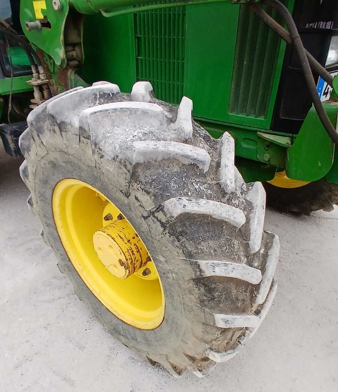 John Deere 6110 Trator com Carregador Frontal