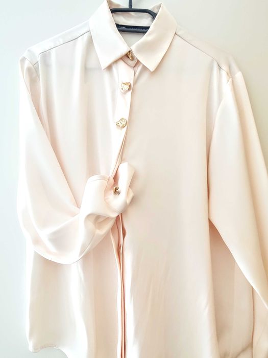 Camisa acetinada, oversize, Botões dourados, Zara