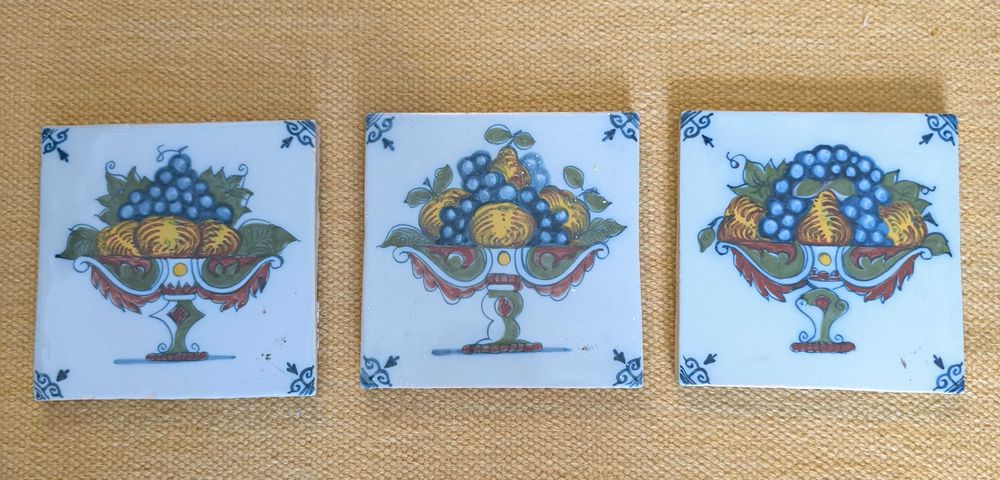 três azulejos policromados