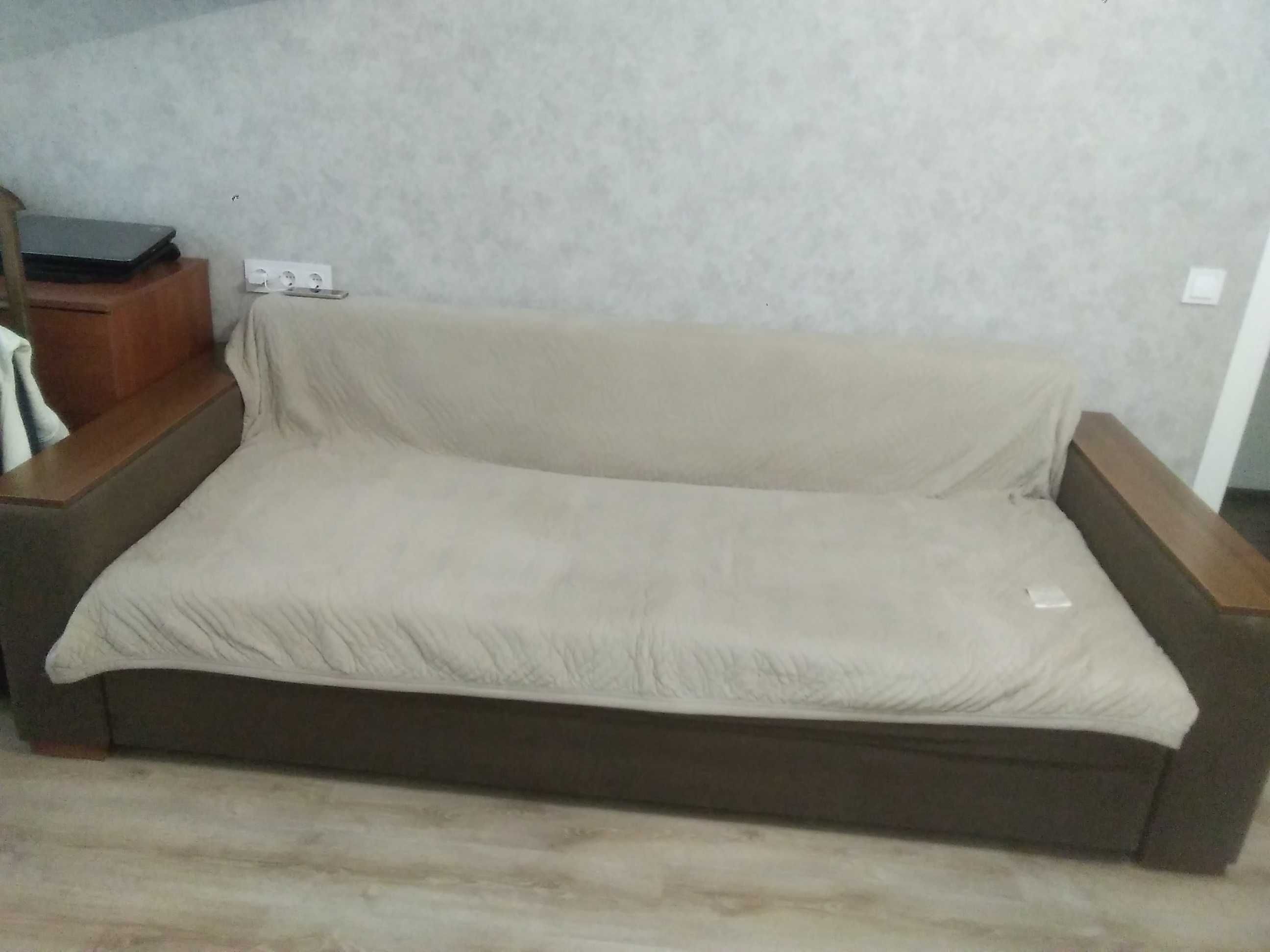 Продам двохспальний диван, 160*200,в гарному стані