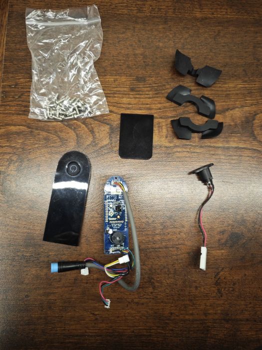 Hulajnoga Xiaomi M365 licznik włącznik , wtyka ładowarki i podkładki