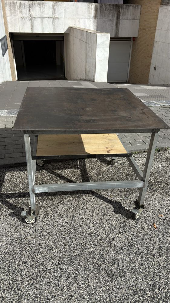 Vendo mesa de solda com tampo em ferro de 4mm.
