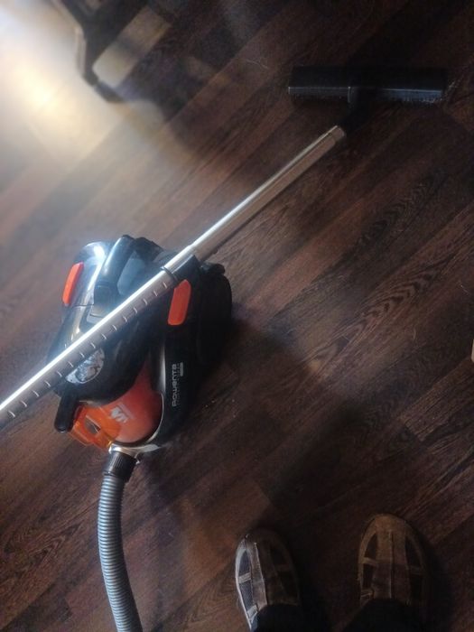 Vendo aspirador rowenta em bom estado sem avaria  a trabalhar bem.