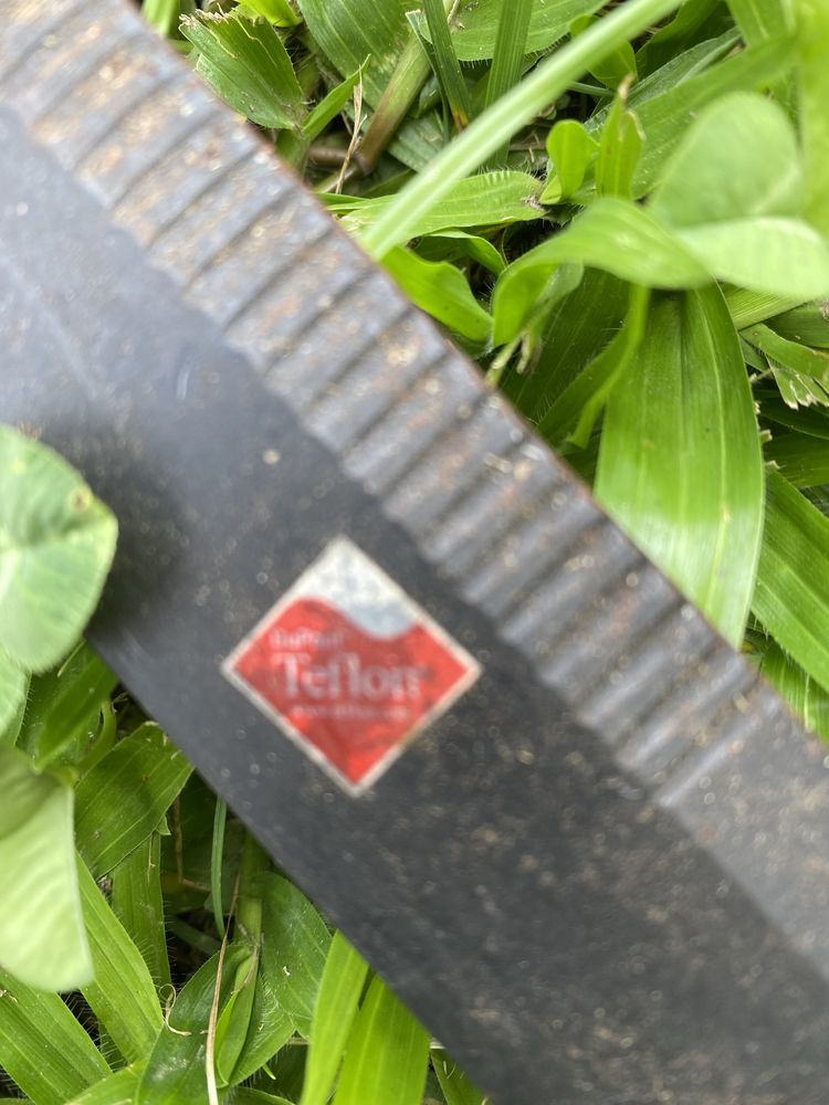 Tesoura e ancinho de jardinagem