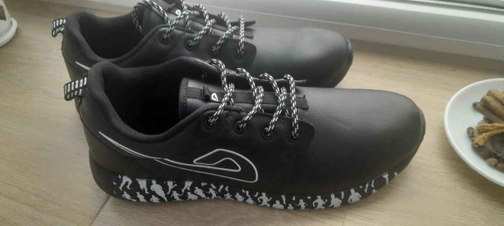 Продам чоловічі кросівки