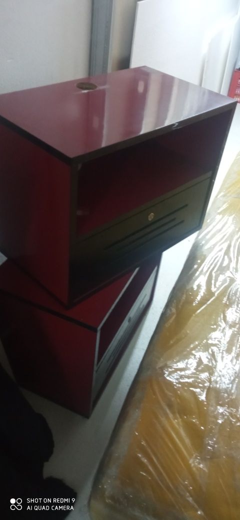 Dois móveis com porta de cair