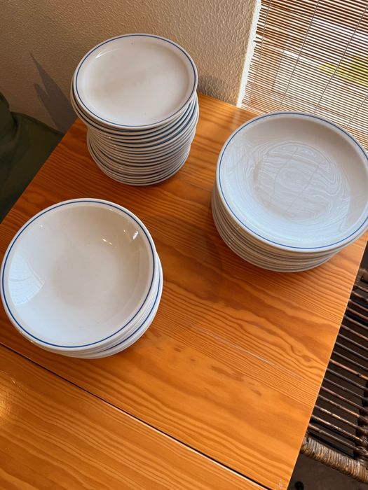 Pratos branco com azul