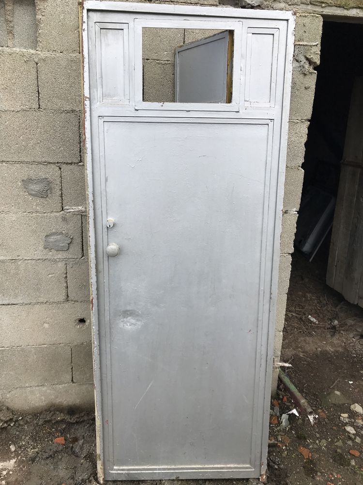 Porta em ferro com janelo usada em bom estado