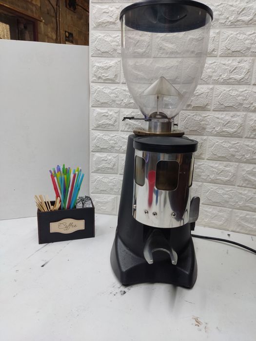 Продам профессиональную кофемолку бункерного типа (гриндер). Feotenzat