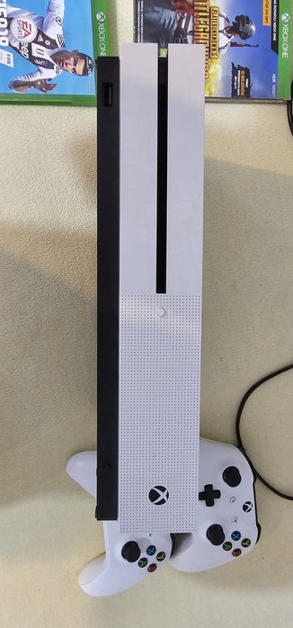 Xbox one S + 2 pady + 2 gry, w bardzo dobrym stanie, używana