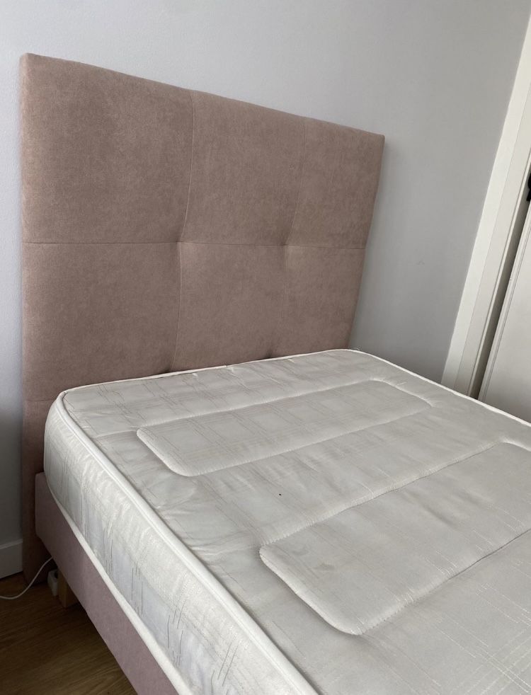 Cama em ótimo estado da Banak cor-de-rosa areia 105x190