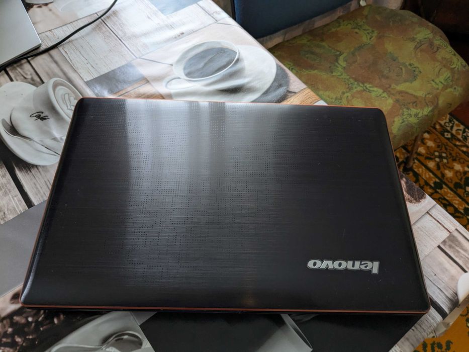 Lenovo IdeaPad Y570_Стильний дизайн_Алюмінієва поверхня клавіатури
