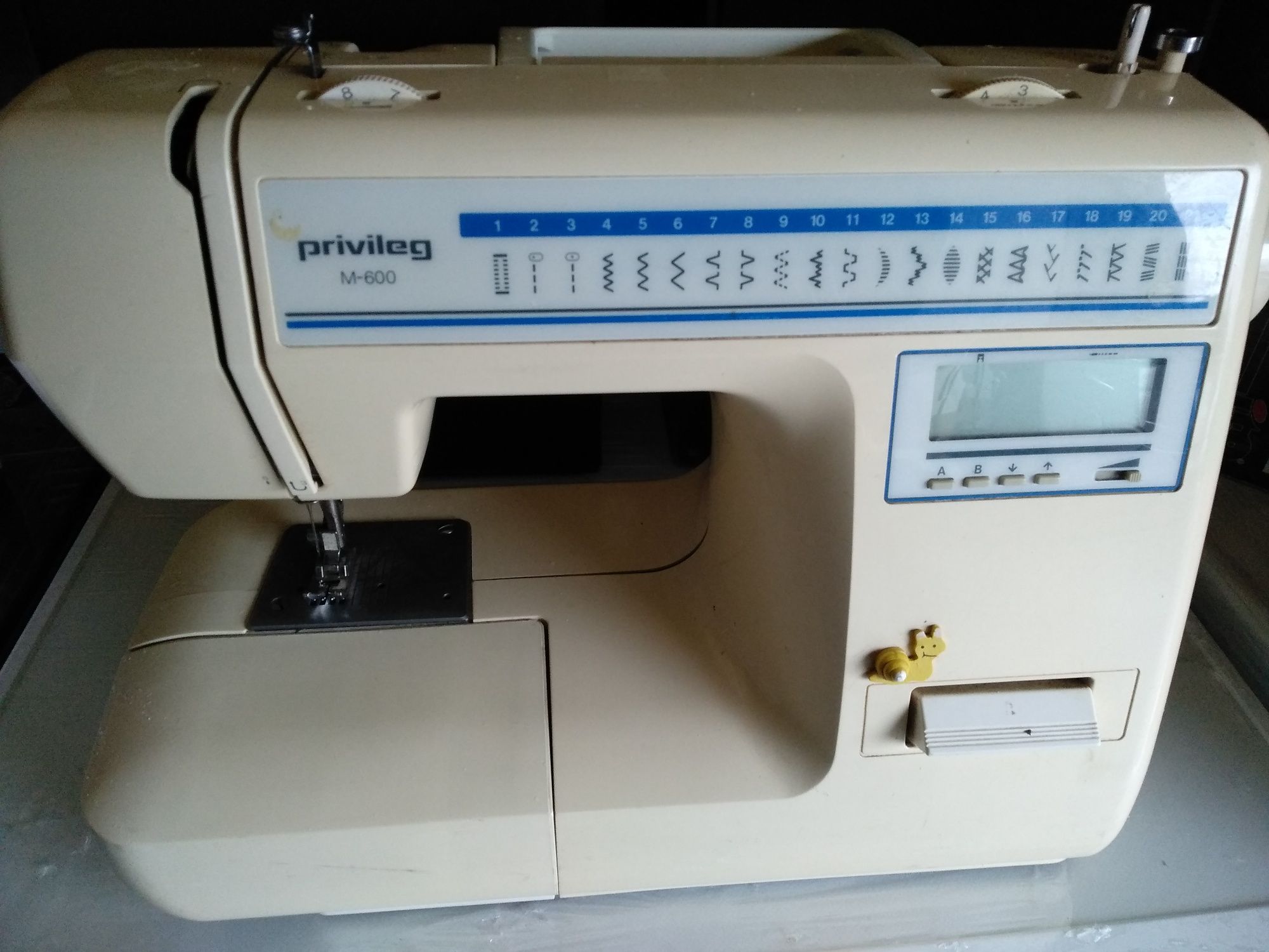 Відмінної якості швейна машина Privileg M-600