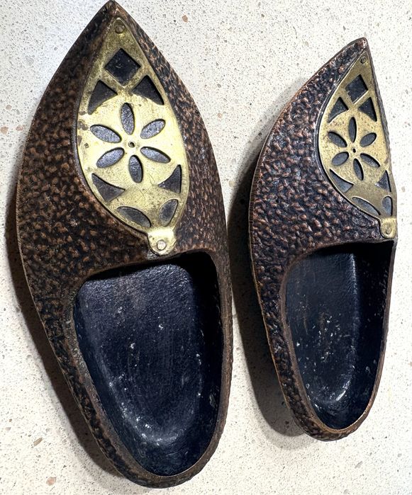Par de antigos cinzeiros em forma de sapatos orientais em cobre