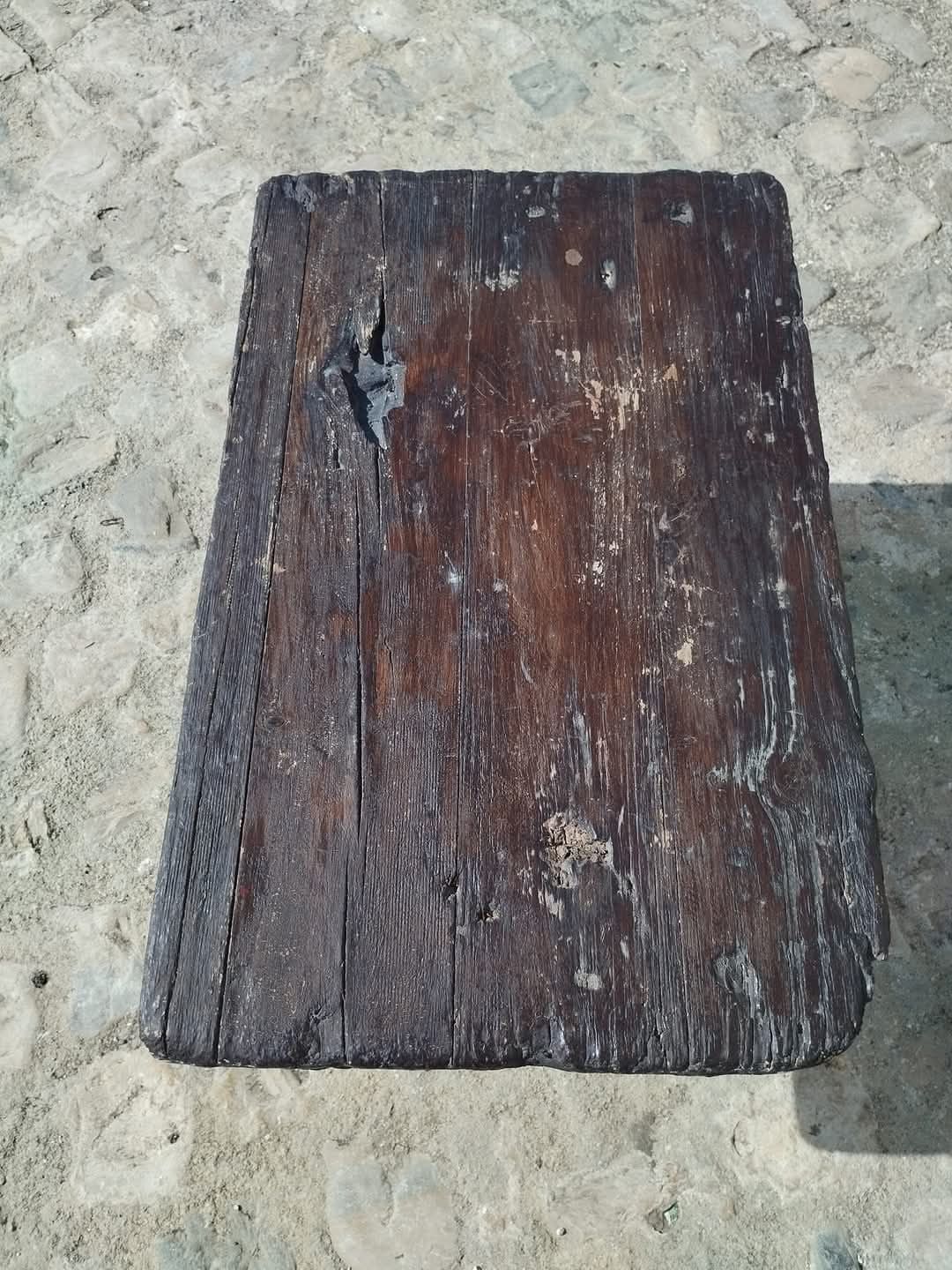 Pequena mesa rústica