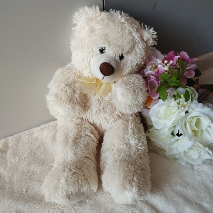 Beżowy miś z kokardą 48 cm – urocza przytulanka dla dziecka