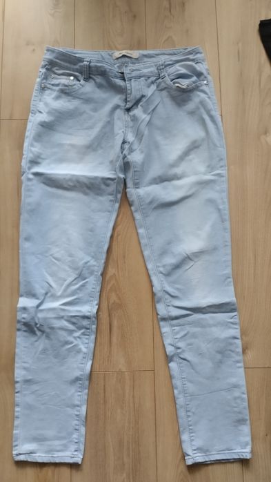 Błękitne jeansy prosta nogawka