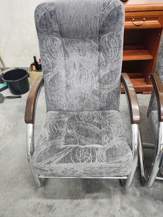 Fotel na metalowym stelażu z szarą tapicerką (jeden)