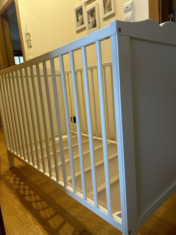 Berço e colchão ikea