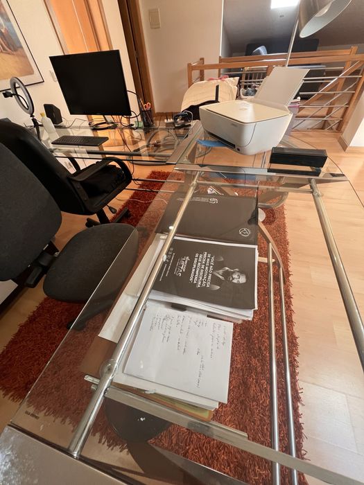 Mesa de escritorio em L em vidro e estrutura de madeira