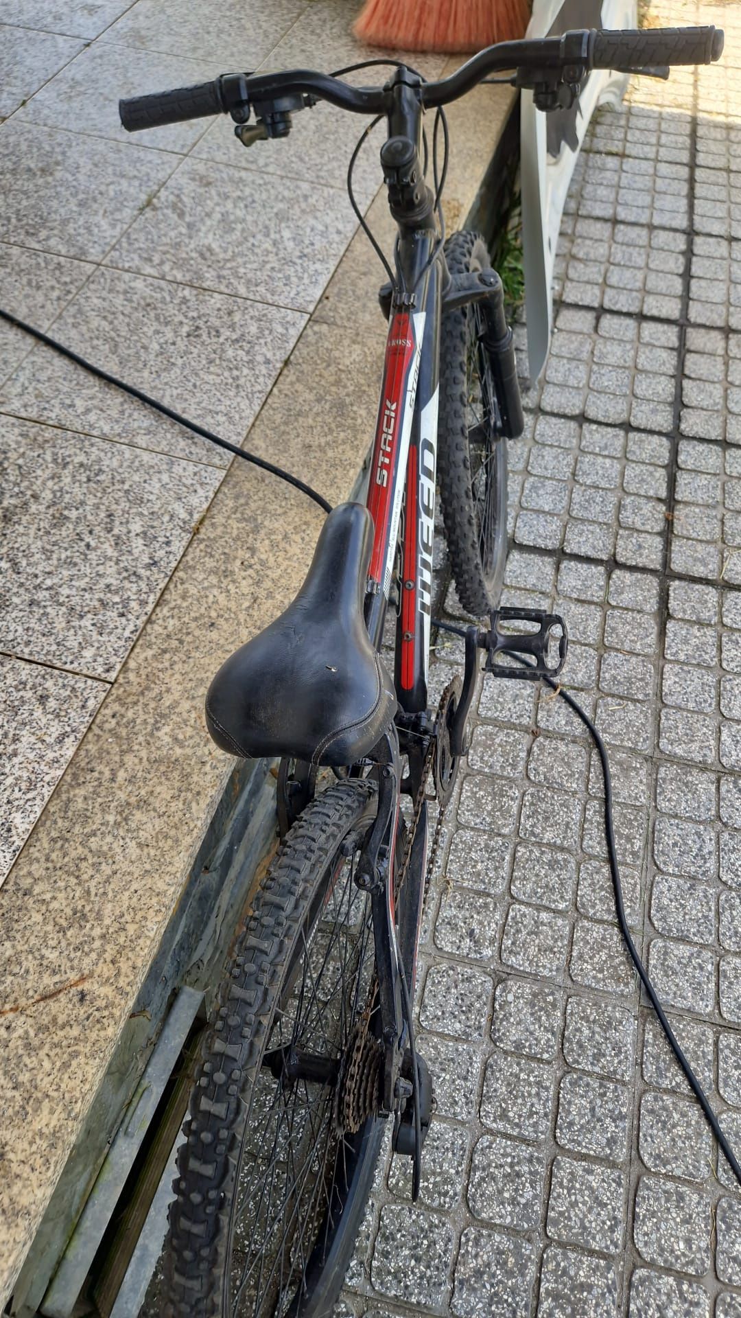 Bicicleta preta e vermelha em bom estado