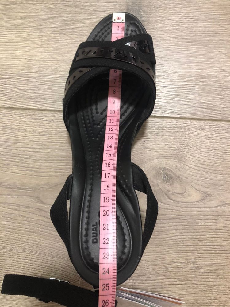 Босоножки Crocs Leigh II Cross-Strap US 7, евр 37