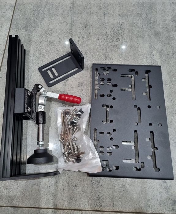 Uniwersalny uchwyt do biurka gemingowy