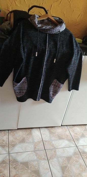 Bluza sweterek z dlukszym kołnierzem