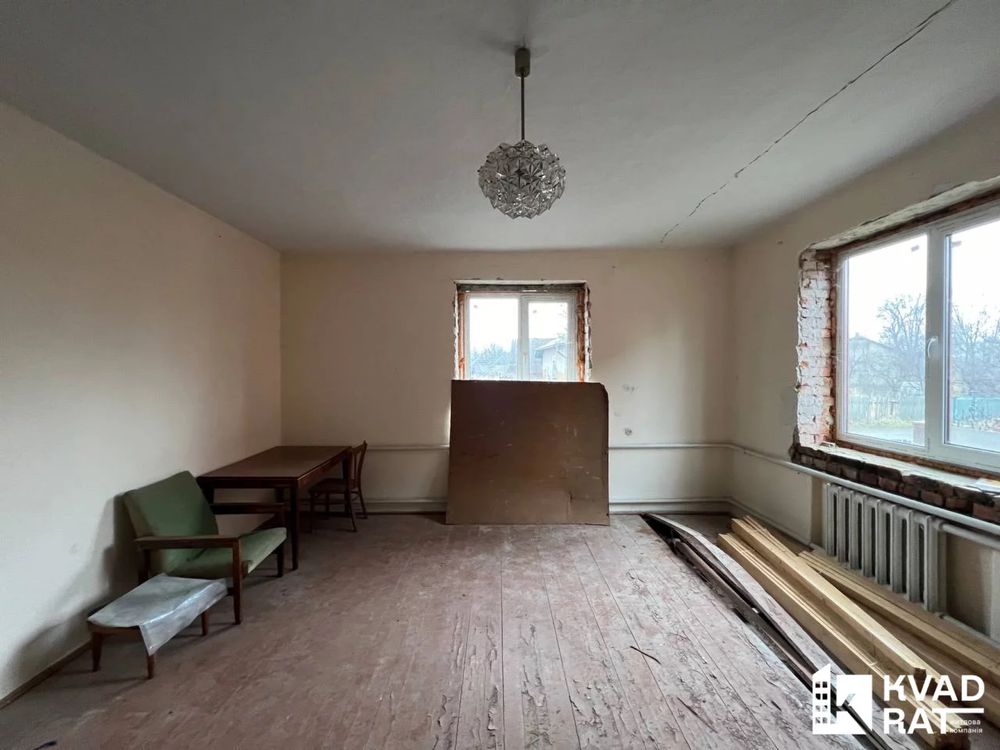 Продається будинок у центрі с. Єзупіль