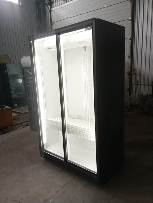 Холодильник для напоїв вітринного типу після реставрації