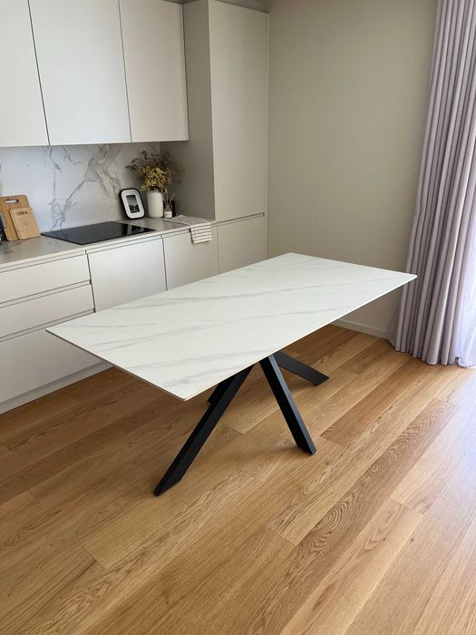 Estamos a vender uma mesa de jantar e uma cama com colchão!
