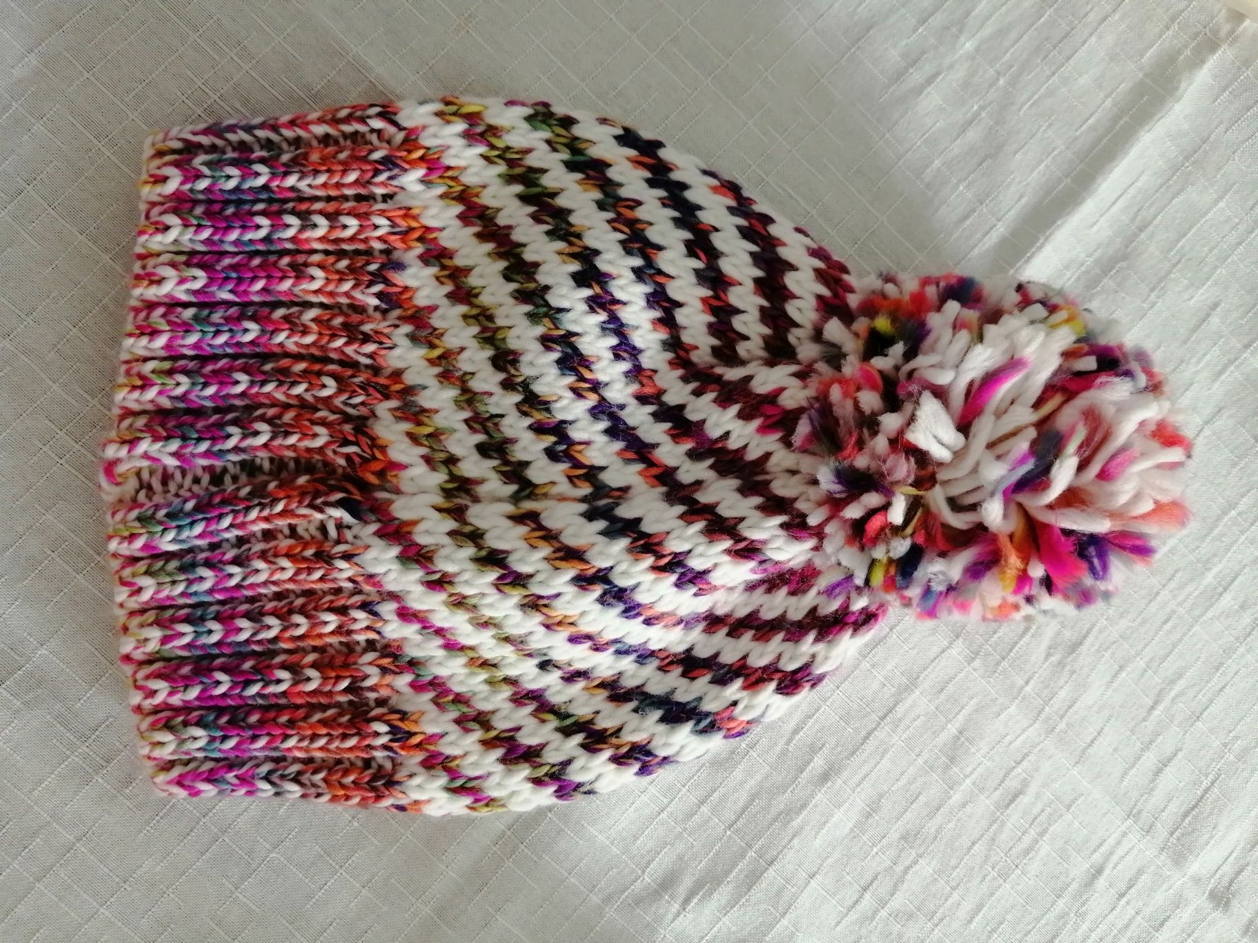 Gorro de lã rosa, branco e azul