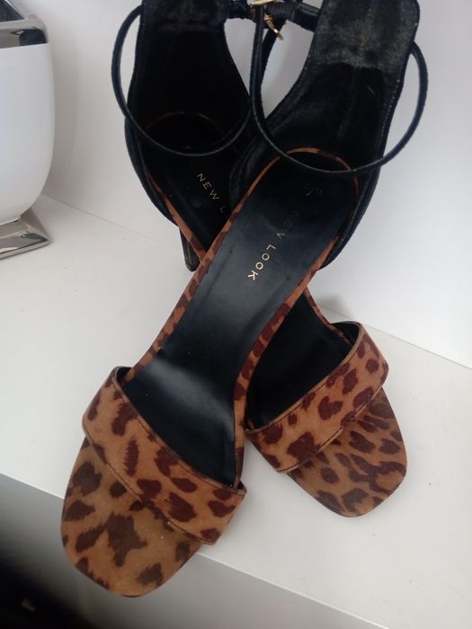 Sandały na szpilce panterka